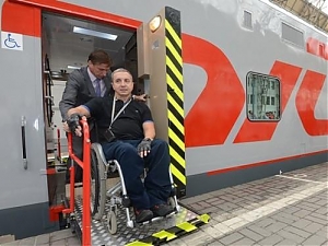 Владимир Путин одобрил закон об ответственности перевозчиков за организацию посадки и высадки в поездах инвалидов на креслах-колясках